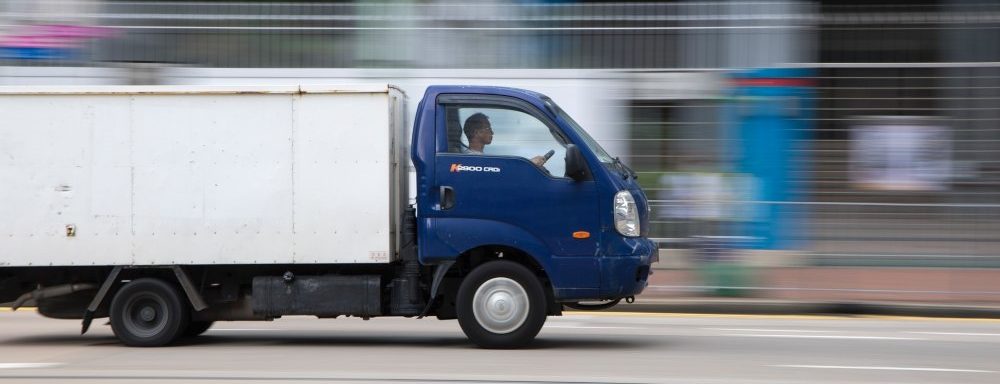 Fotografija plavog kamiona u toku vožnje