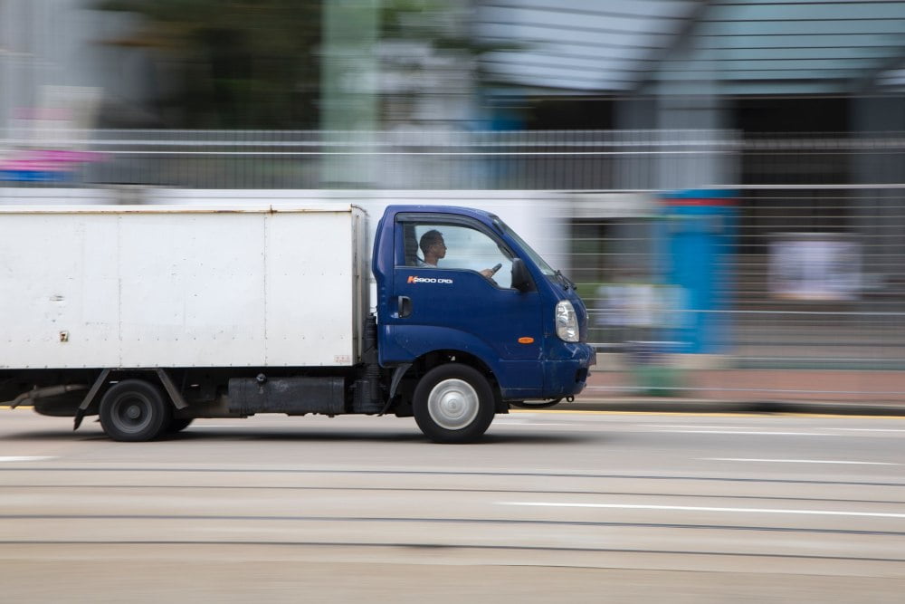 Fotografija plavog kamiona u toku vožnje