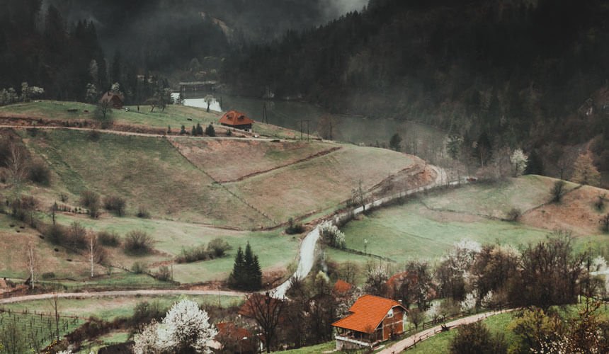 Pejzaž na planini sa kućama